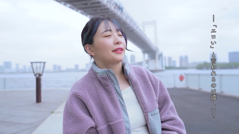 站立 · 中景 · 谈话 · 日文字幕 · 眯眼微笑 · 户外海滨 · 紫色抓绒外套