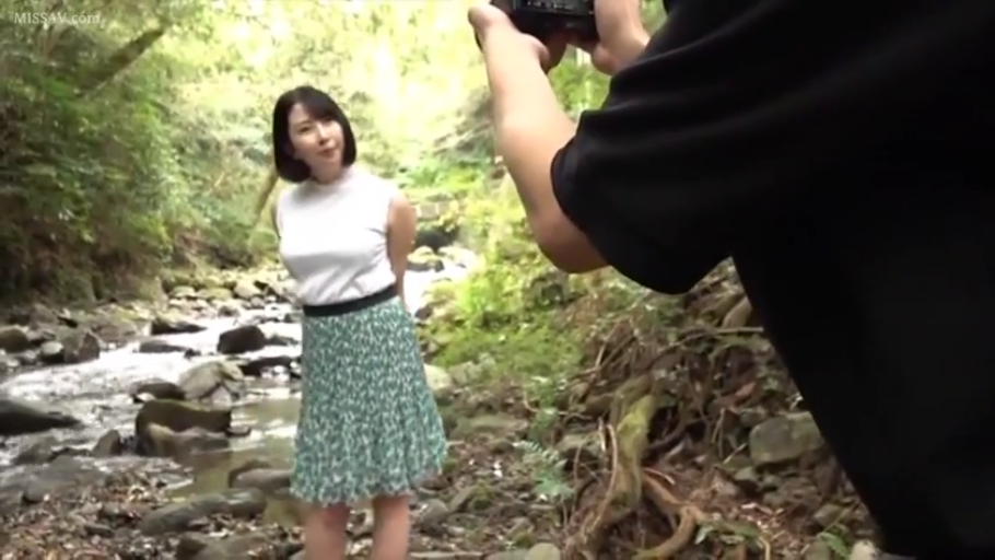 站立 · 全景 · 平静 · 碎花长裙 · 相机 · 野外 · 溪边 · 拍照摆姿