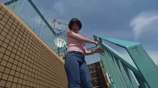 走动 · 行走 · 臀部特写 · 户外 · 紧身牛仔裤 · 栏杆 · 仰拍 · 回望