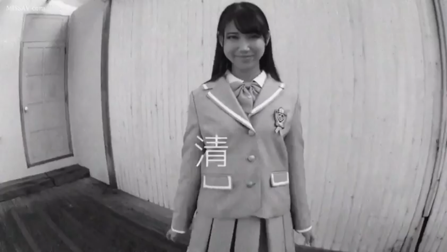 室内 · 站立 · 微笑 · 半身 · 制服 · 观看 · 黑白