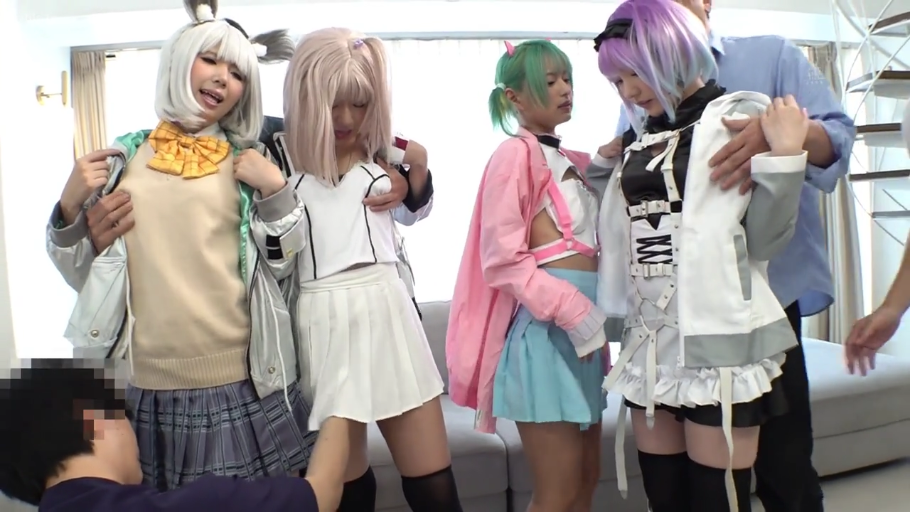 室内 · 胸部 · 站立 · 多人 · 假发 · 搞怪 · Cosplay制服 · 群体骚扰