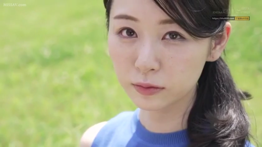 平静 · 面部特写 · 注视 · 高清 · 户外草地 · 蓝色无袖针织衫 · 正面看向镜头