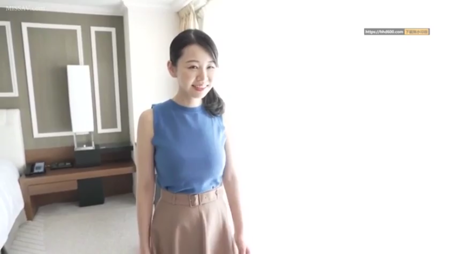 校服 · 站立 · 微笑 · 否 · 街道 · 户外 · 自行车 · 推车