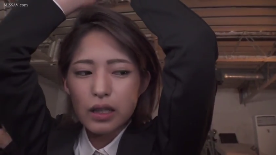 顔のクローズアップ · ビジネススーツ · 室内仓库 · 双手举起