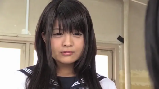 委屈 · 水手服 · 站立 · 面部特写 · 注视 · 窗边 · 校园主题