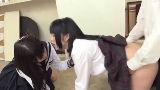 室内 · 校服 · 中景 · 惊讶 · 制服诱惑 · 趴跪 · 三人行