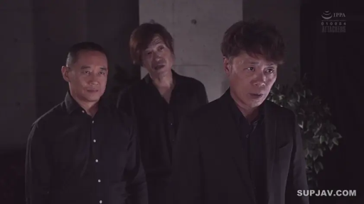 室内 · 真剣 · 站立 · 多人 · 围观 · 多人特写 · 黑衬衫