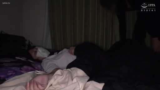 全身 · 卧室 · 平静 · 眼罩 · 昏暗 · 侧卧 · 睡衣 · 睡觉