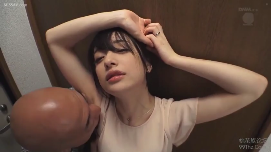 室内 · 陶醉 · 戒指 · 腋下 · 浅色T恤 · 舔腋下 · 秃头男 · 抬手靠门