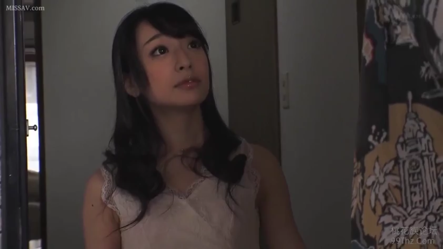 室内 · ドア枠 · 上半身 · 期待 · 长发 · 蕾丝背心 · 侧身站立 · 上目遣り