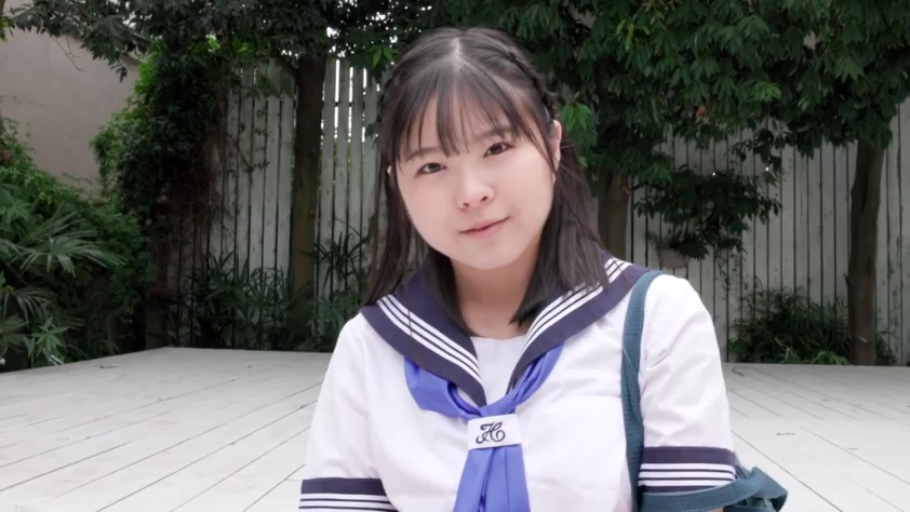 微笑 · 半身 · 注视 · 户外 · 水手服 · 正面 · 单肩包 · 黑发