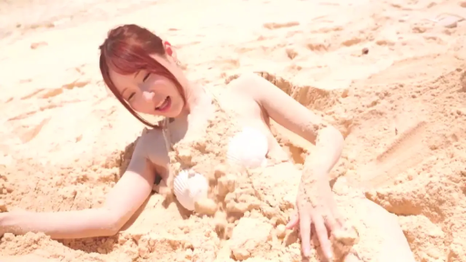 胸部 · 享受 · 仰卧 · 沙滩 · 贝壳 · 贝壳比基尼 · 玩沙