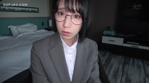 Grievance · Hotel room · 上半身特写 · 短发 · Forward Sitting Posture · 灰色西装 · 对视镜头 · 圆框眼镜