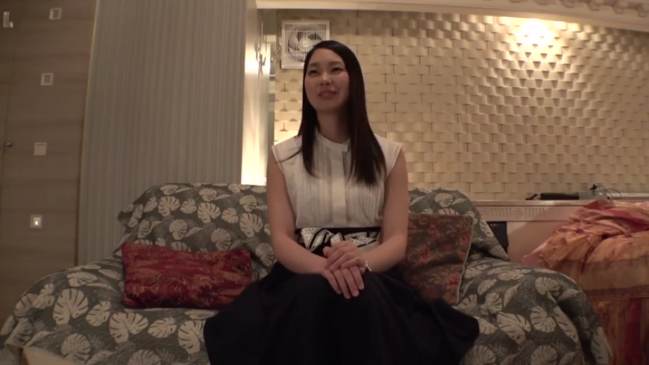 室内 · 单人 · 靠垫 · 微笑 · 端坐 · 接受采访 · 黑色长裙