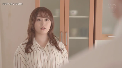 室内 · 站姿 · 条纹衬衫 · 注视 · 上半身 · 橱柜 · 长发 · 惊讶