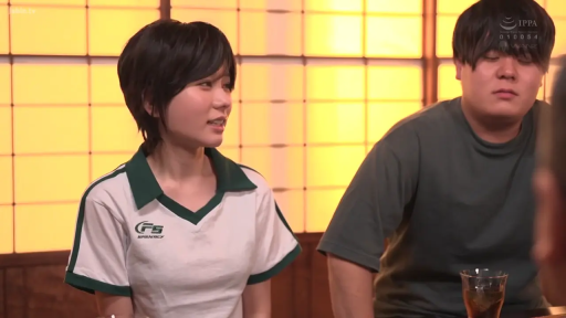 坐姿 · 交谈 · 面部 · 微笑 · 运动服 · 日式房间 · 玻璃杯