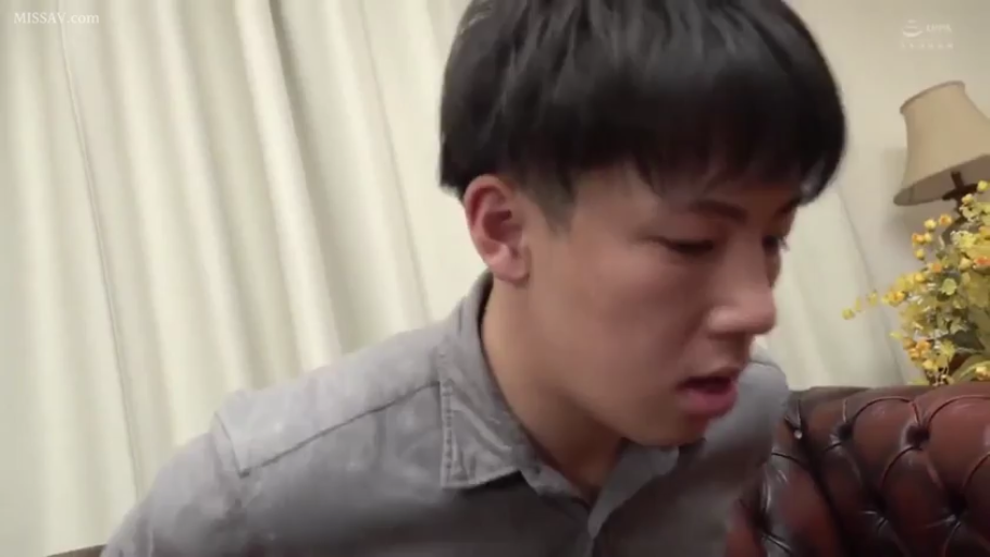 室內 · 俯身 · 臉部特寫 · 性行为 · 喘息 · 灰色衬衫