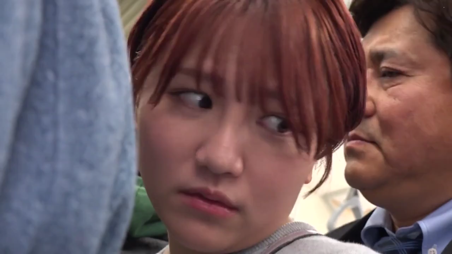 臉部特寫 · 站立 · 休闲服 · 電車