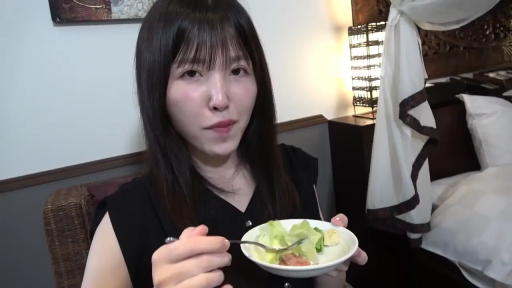 室内 · 坐姿 · 面部特写 · 进食 · 平和 · 黑色无袖衫 · 日常感 · 沙拉碗