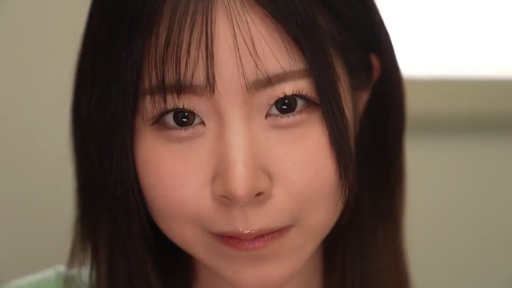 室内 · 平静 · 面部特写 · 注视 · 正面 · 绿色上衣 · 齐刘海