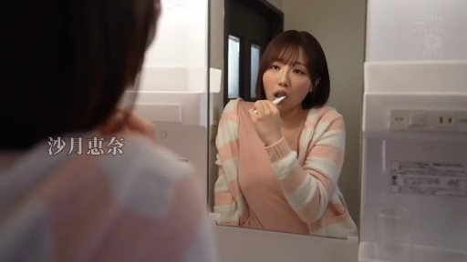 Close-up of the face · Stand · 平静 · 居家 · 洗手间 · 条纹开衫 · 牙刷 · 刷牙