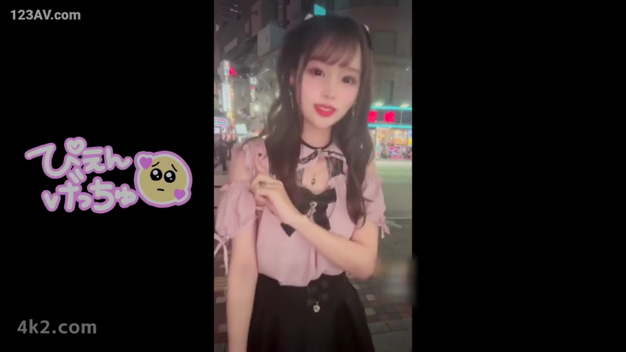 坐姿 · 揉乳 · 眼镜 · 卧室 · 迷离 · 上半身 · 白色吊带 · AV截图