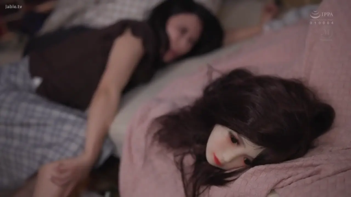 Bedroom · 呆滞 · Gaze · 卧姿 · Loungewear · 背景虚化 · 人偶头部 · 情趣娃娃