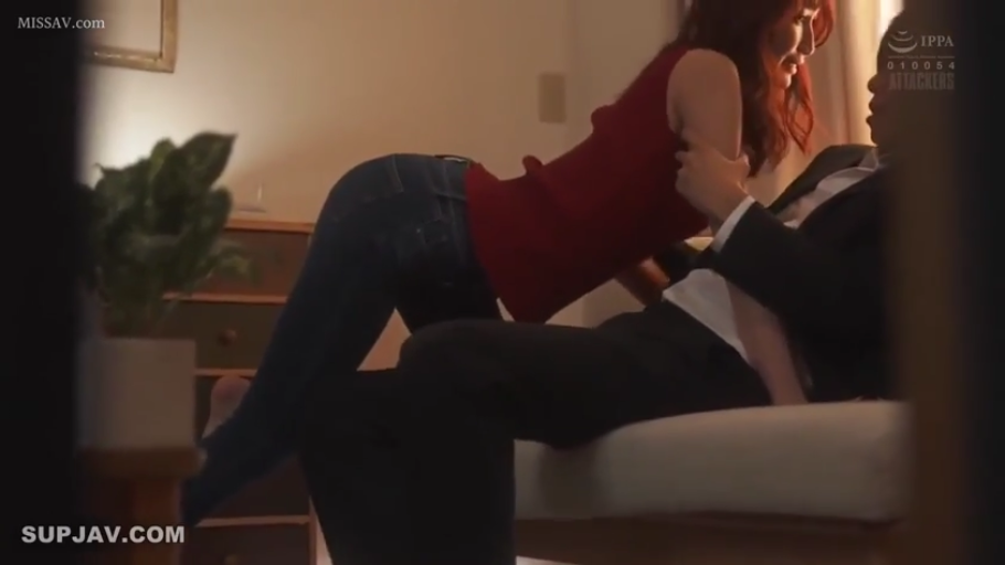 室内 · 中景 · 跨坐 · 红色背心