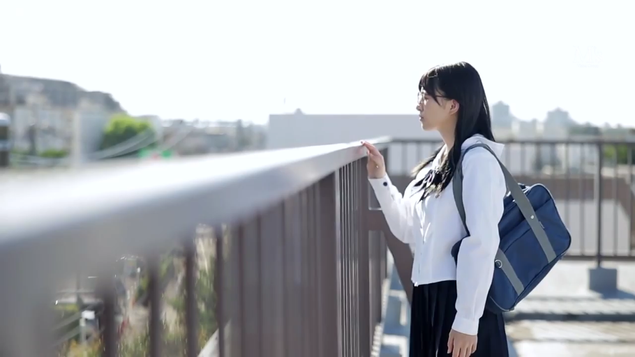 侧面 · 站立 · 水手服 · 沉静 · 单肩包 · 天台 · 远眺