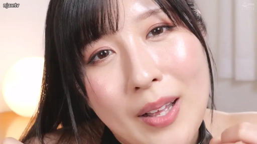 Indoor · Bend over · Close-up of the face · Seduction · Eye contact · 长发 · 黑色皮质服饰