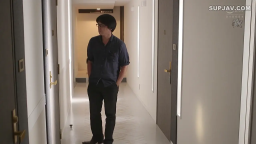 全身 · 眼镜 · 站立 · 长裤 · 走廊 · 平淡 · 寻找 · 男人