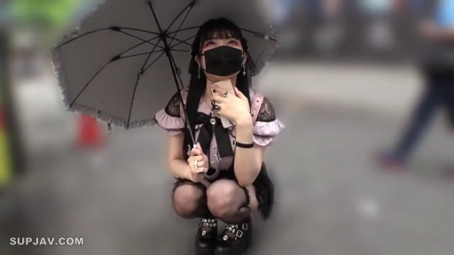 蹲姿 · 中景 · 口罩 · 户外街道 · 雨伞 · 街拍 · 撑伞 · 地雷系服饰