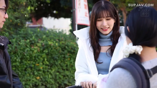 Sitting Posture · Conversation · 面部 · Outdoor · 温柔 · 白色大衣 · 日常感