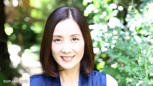 脸部特写 · 愉悦 · 微笑 · 户外 · 熟女 · 蓝色上衣 · 正面站立