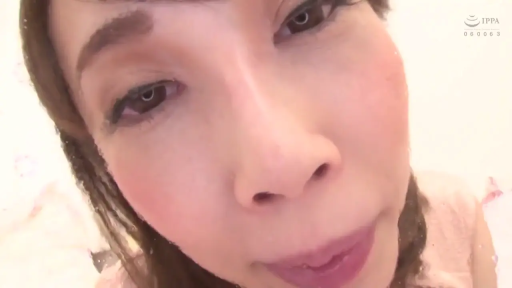 室内 · 脸部特写 · 注视 · 近景 · 粉色上衣 · 俯拍 · 柔和