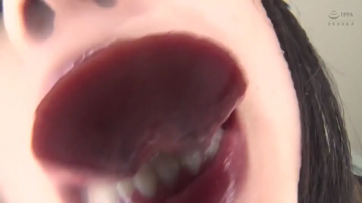 室内 · 迷离 · 舌部特写 · 无可见服装 · 大尺度伸舌 · 舔舐展示 · 近距离宏观