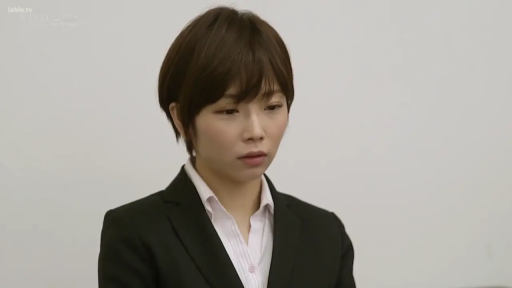 室内 · 专业 · 黑色西装 · 面部特写 · 倾听 · 短发 · 端坐