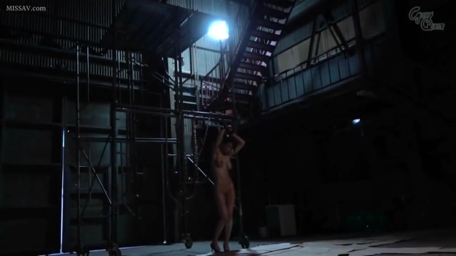 全裸 · 捆绑 · 远景 · 模糊 · 铁链 · 废弃工厂 · 站立吊起