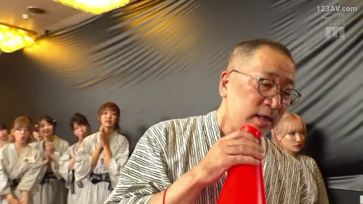 室内 · 站立 · 全景 · 期待 · 浴衣 · 名牌 · 拍手 · 荣耀墙