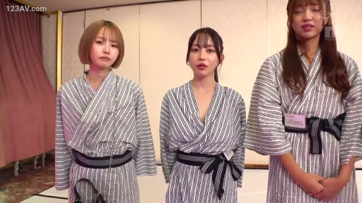 室内 · 站立 · 自然 · 半身 · 手提包 · 对视 · 多人 · 浴衣