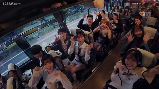 坐姿 · 全景 · 休闲装 · 多人 · 笑容 · 座椅 · 挥手 · 巴士车厢