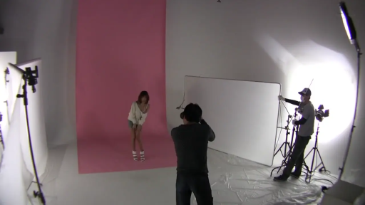 站姿 · 微笑 · 摄影灯 · 远景 · 模特拍摄 · 摄影棚 · 幕后 · 毛衣短裙