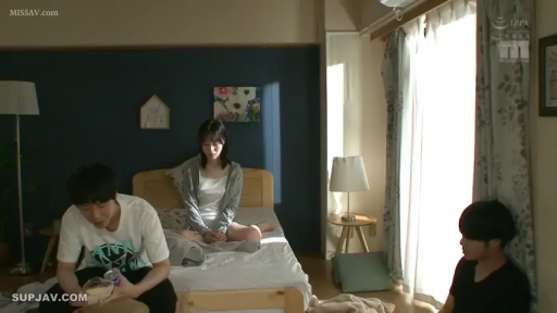 坐姿 · 臥室 · 全景 · 平靜 · 劇情 · 床墊 · 居家服 · 闲坐