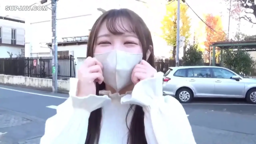 面部 · 展示 · 站姿 · 微笑 · 毛衣 · 口罩 · 街头 · 日光