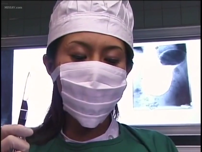 医院 · 低头 · 专注 · 脸部特写 · 医生角色扮演 · X光片 · 手术服 · 手持手术刀