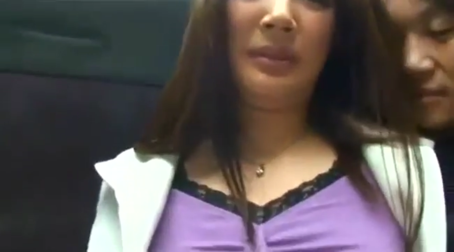 坐姿 · 面部特写 · 紫色蕾丝边上衣 · 公共汽车