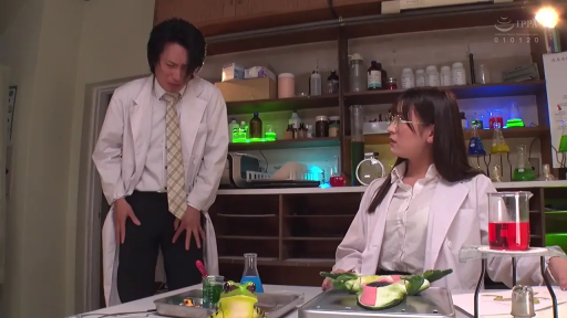 站立 · 中景 · 难受 · 医生白大褂 · 实验室 · 职场剧情 · 捂住裆部 · 青蛙模型