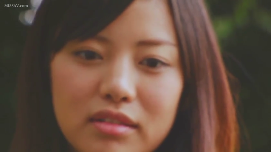 站立 · 障子门 · 和室 · 微笑 · 上半身 · 短发 · 打招呼 · 白衫灰裙