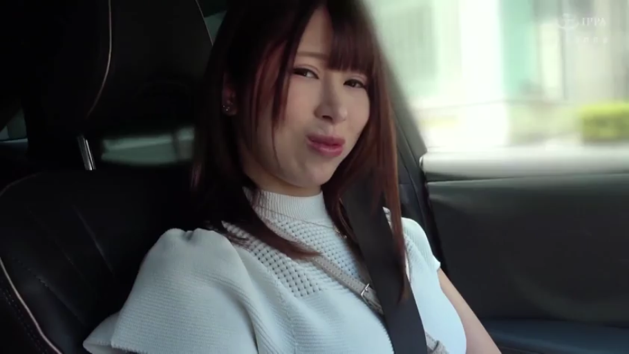 座り姿勢 · 顔のクローズアップ · 车内 · 注视镜头 · シートベルト · 白色针织衫 · 长发女孩 · 搞怪表情