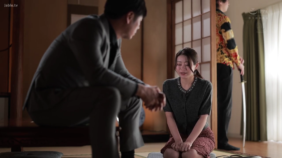 跪坐 · 委屈 · 和室 · 职业装 · 剧情 · 武士刀 · 求饶